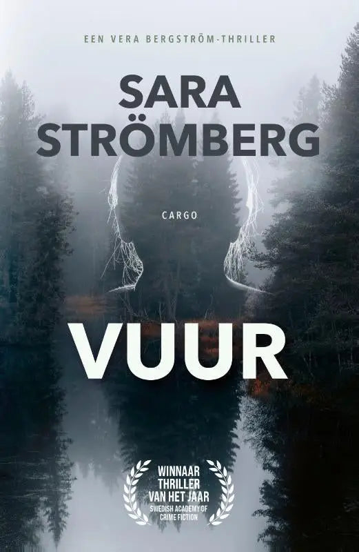 Het boekcover van vuur door sara strömberg toont een mistig bos en de silhouet van een vrouw voor een literaire thriller