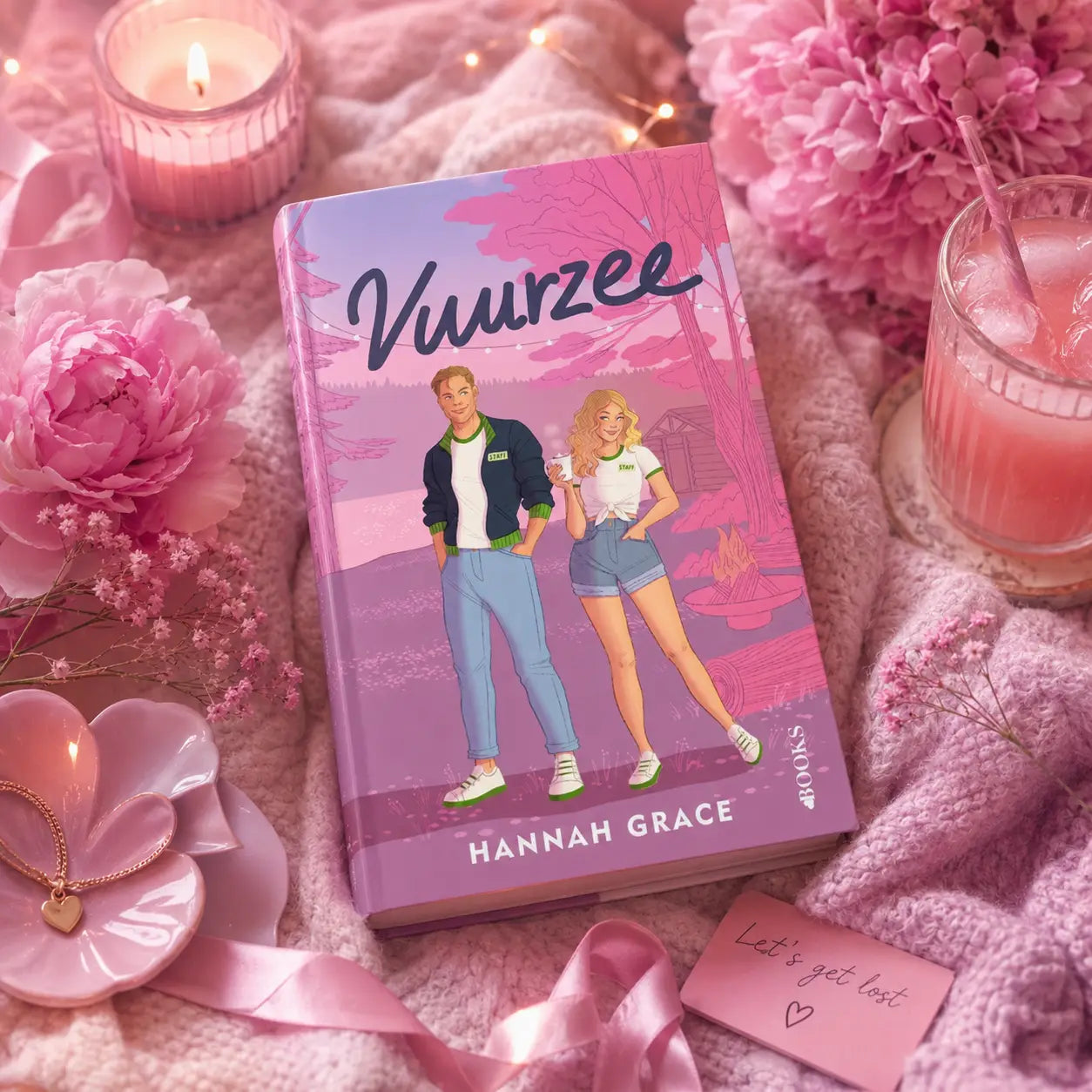 Hardcover boek vuurzee door hannah grace met roze en paarse omslag en illustratie van een stel tegen landschap