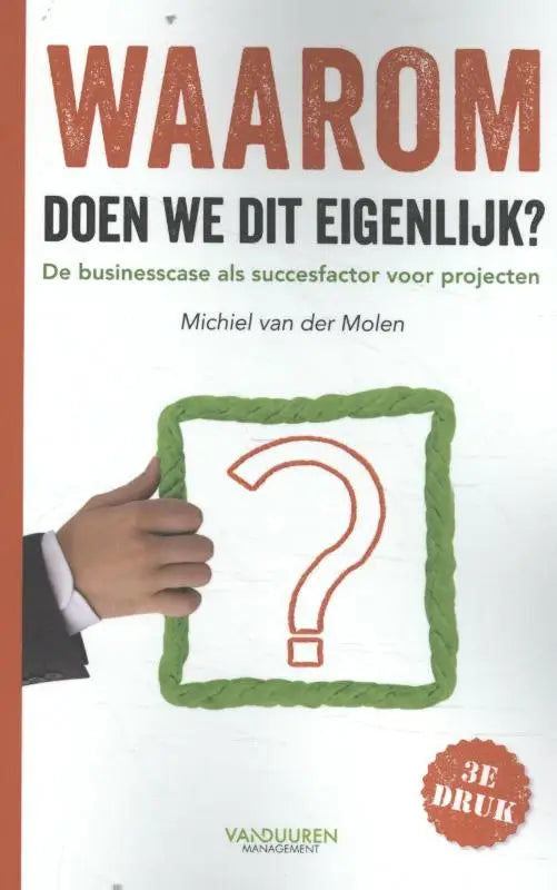 Een hand in een donker pak houdt een wit bord met een oranje gestikte vraagteken binnen een groen touwrand voor duuren management