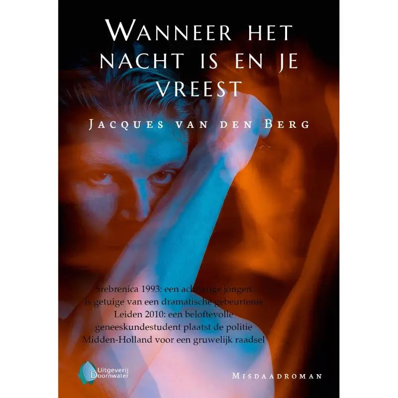 De boekcover van wanneer het nacht is en je vreest toont een man met intense ogen in blauw en oranje licht