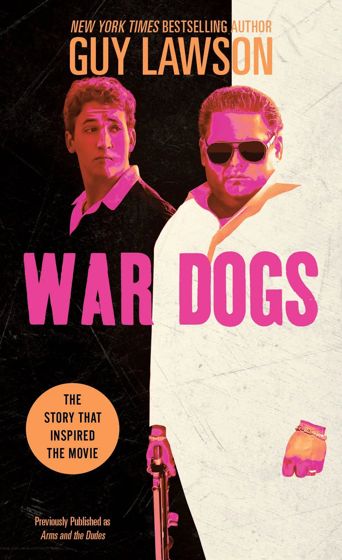 Pink en zwarte boekomslag van war dogs door guy lawson met gestileerde mannelijke figuren en opvallende titel