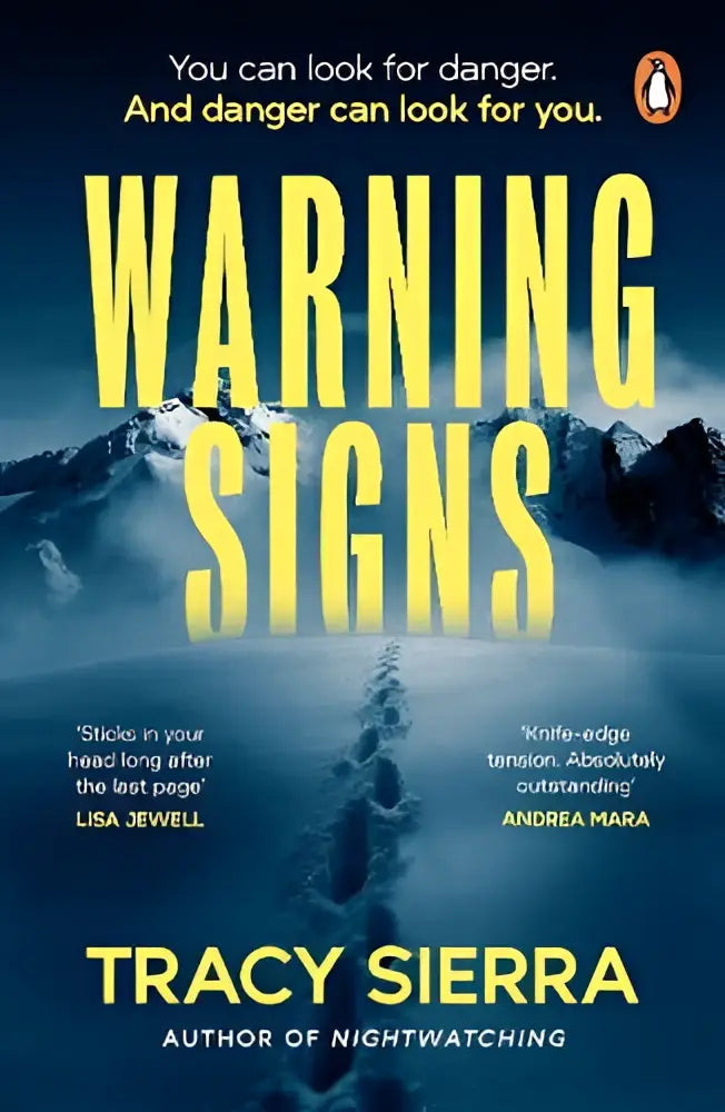 De boekcover van warning signs door tracy sierra toont gele letters op een donkere mistige bergachtergrond psychologische thrillers