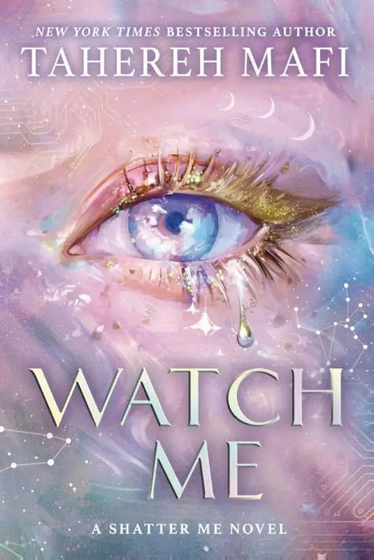 Een prachtig geïllustreerd oog met glinsterende gouden wimpers en een blauwe iris tegen een dromerige kosmische achtergrond fantasy romantiek tahereh mafi harpercollins publishers