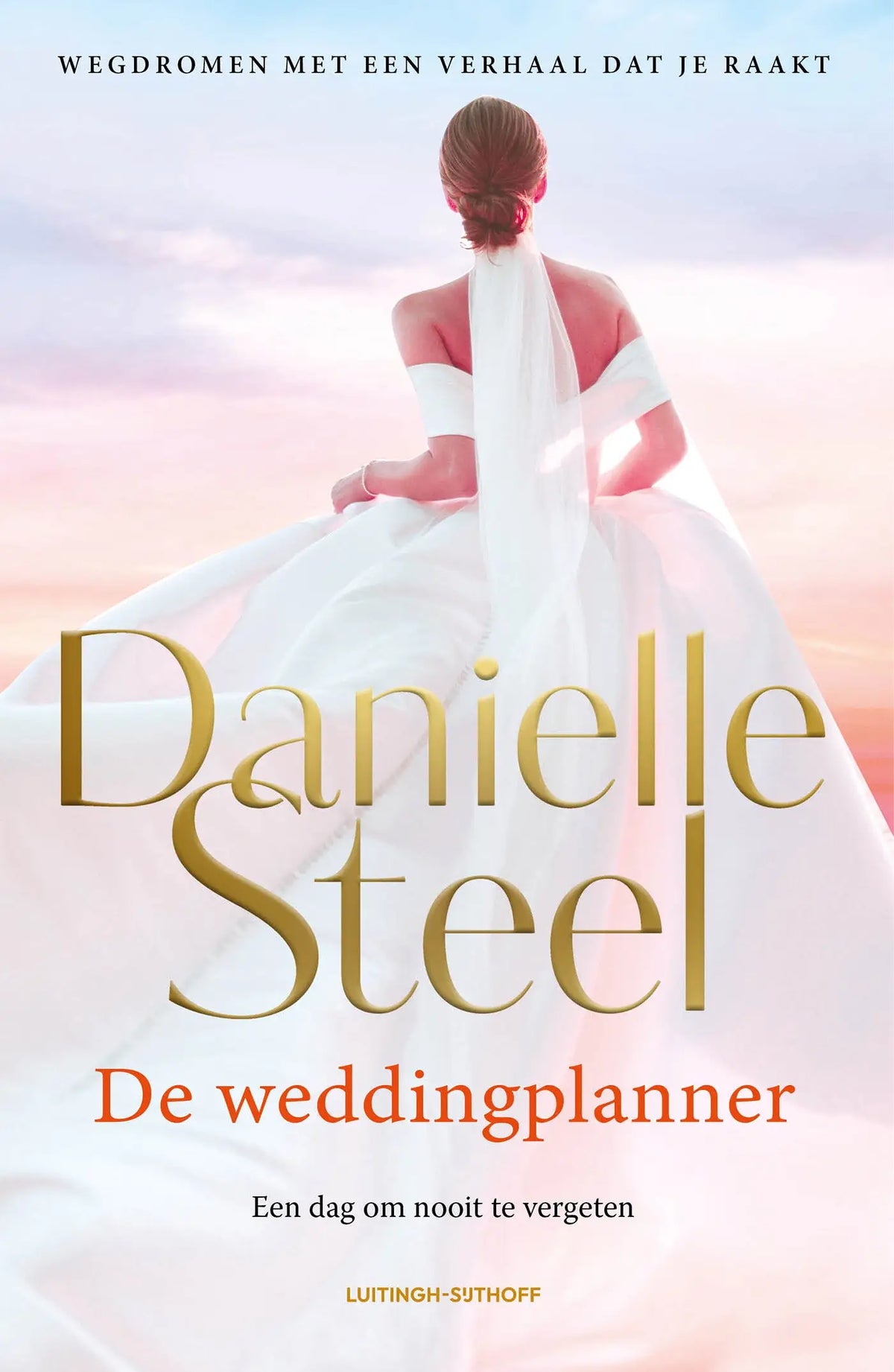 Een vrouw in een witte trouwjurk met off shoulder mouwen staat tegen een zachte roze en blauwe lucht voor de vertaalde literaire roman danielle steel de weddingplanner