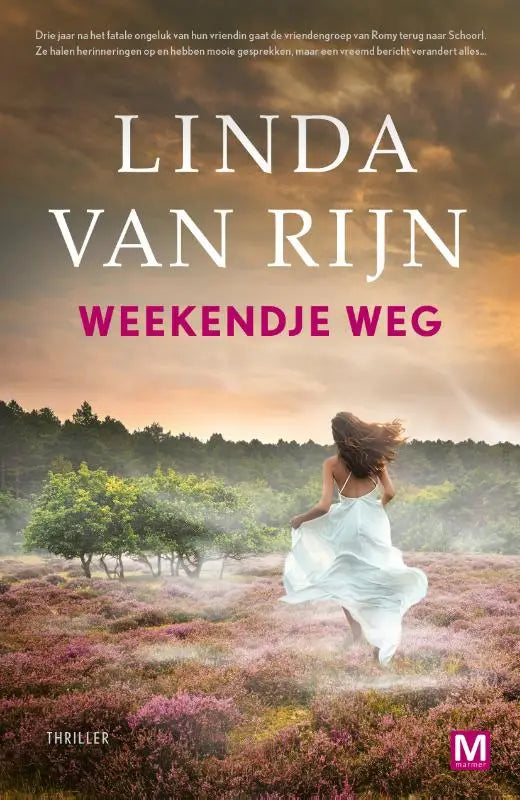 Een vrouw in een vloeiende witte jurk rent door een veld met paarse heide onder een dramatische lucht weekendje weg