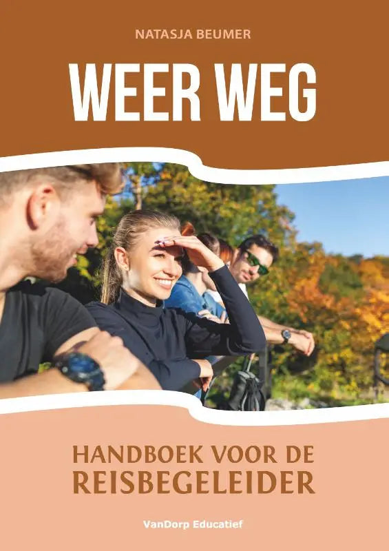 Het boek weer weg van natasa beumer toont blije mensen buiten tegen een herfstige achtergrond voor reisbegeleiders
