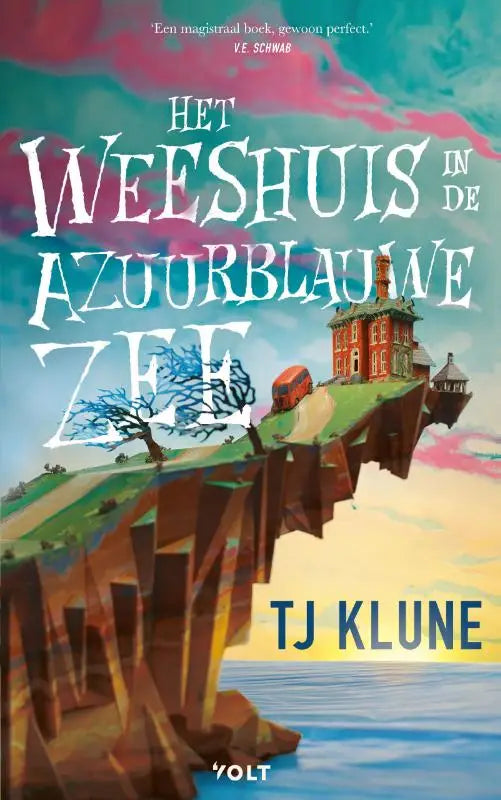 Het boek het weeshuis in de azuurblauwe zee toont een rood bakstenen huis op een klif met een oranje busje en fantasiebomen