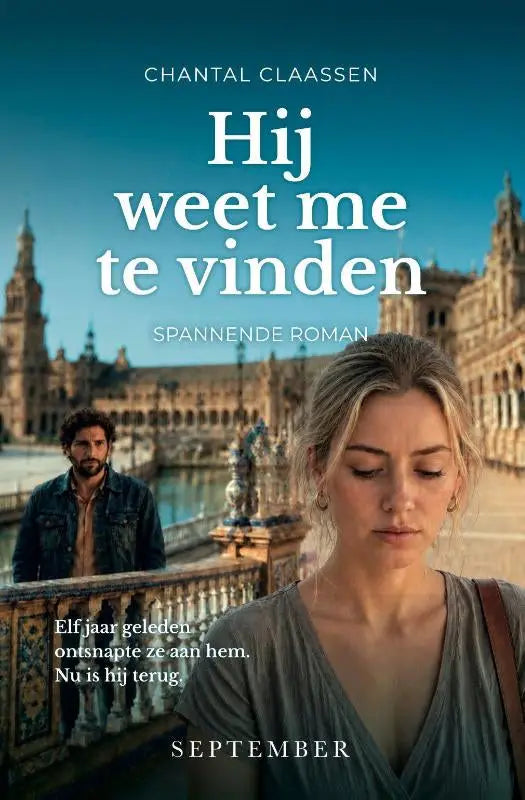 Boekcover van hij weet me te vinden door chantal claassen met vrouw in grijze jurk voor een rijk versierd gebouw