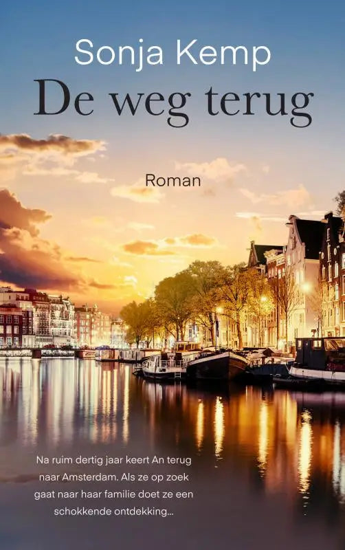 De boekcover van de weg terug toont een rustige zonsondergang boven amsterdamse grachten met warme gouden tinten