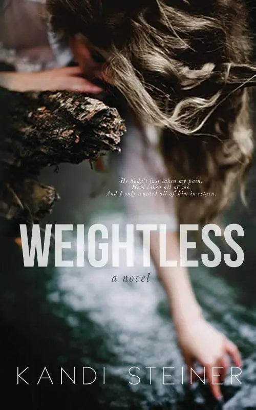 De boekcover van weightless door kandi steiner toont een vrouw met lang golvend bruin haar reikend naar het water
