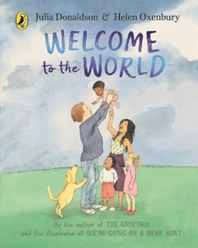 Welkom in de wereld kinderboekcover met waterverfillustratie van familie onder blauwe hemel door auteur van the gruffalo and illustrator van were going on a bear hunt