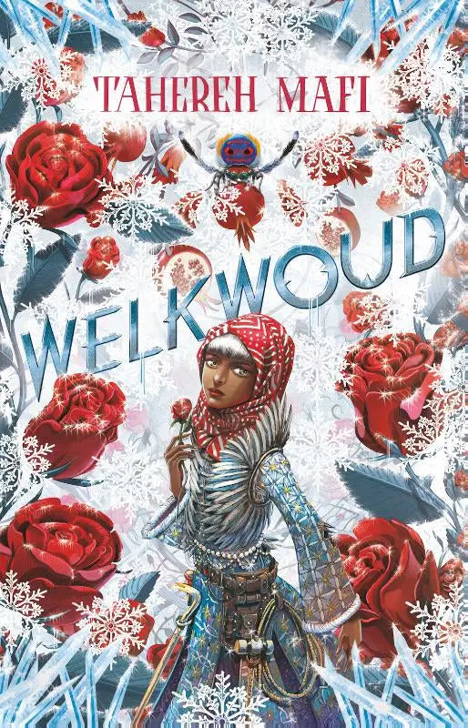 De boekcover van welkwood door tahereh mafi toont een jonge vrouw in sierlijke bewapening met een rode hoofddoek en een roos tegen een achtergrond van rode rozen en sneeuw