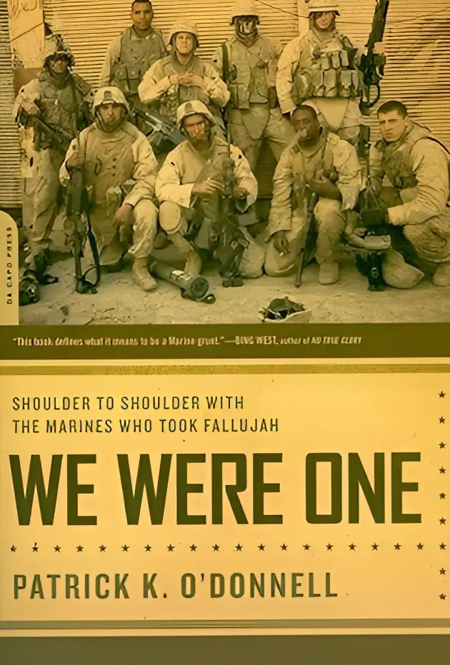 Boekomslag van We were one met sepiafoto van marines in gevechtsuitrusting en groene titel op beige achtergrond