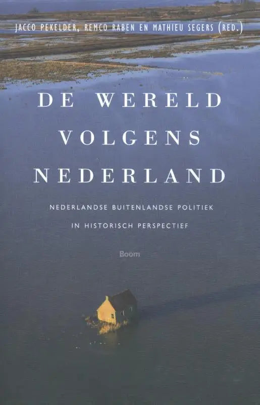Boekcover van de wereld volgens nederland met gele huis op water uitgegeven door koninklijke boom uitgevers