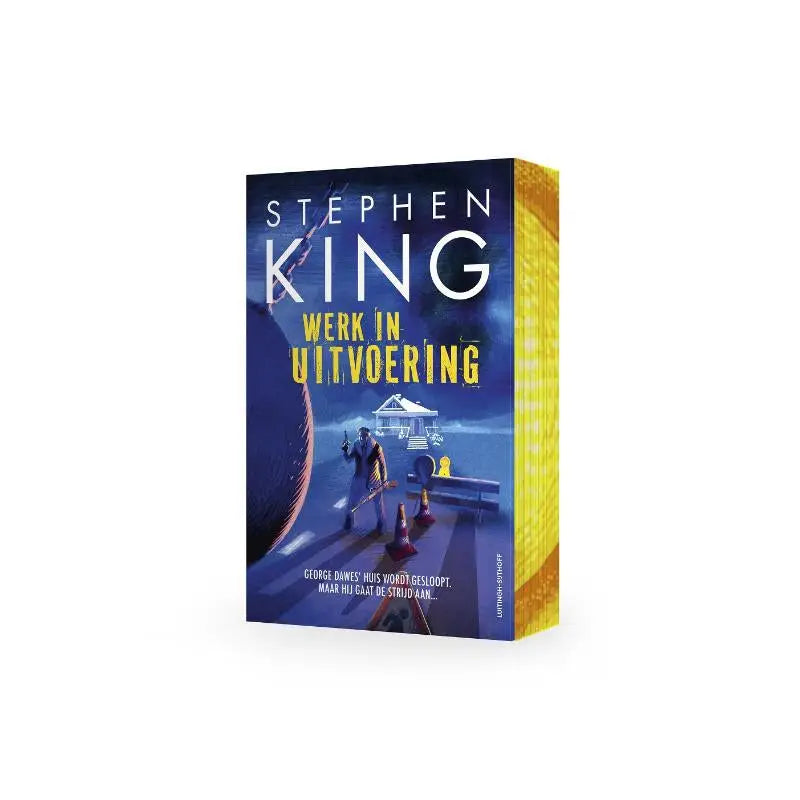 Stephen king paperback werk in uitvoering met donkeblauw gele omslag en illustratie van man met pistool bij huis nachts spannende boeken algemeen