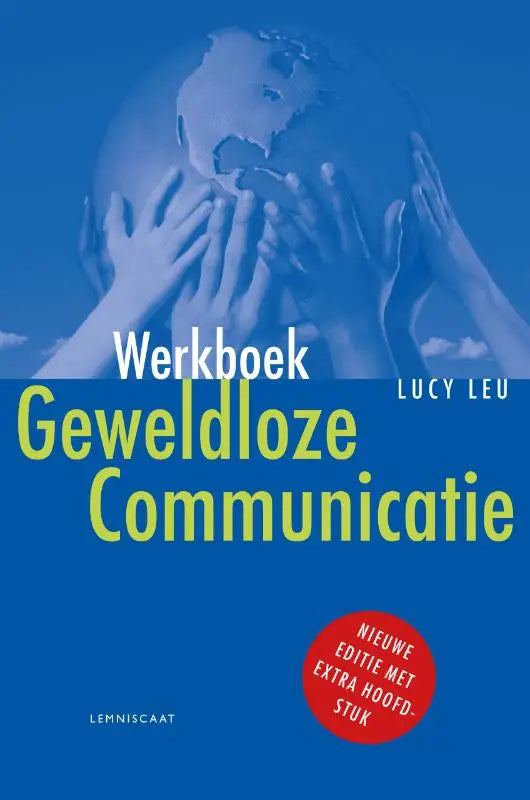 Werkboek geweldloze communicatie blauwe kaft met globe en handen van lucy leu voor effectieve communicatievaardigheden
