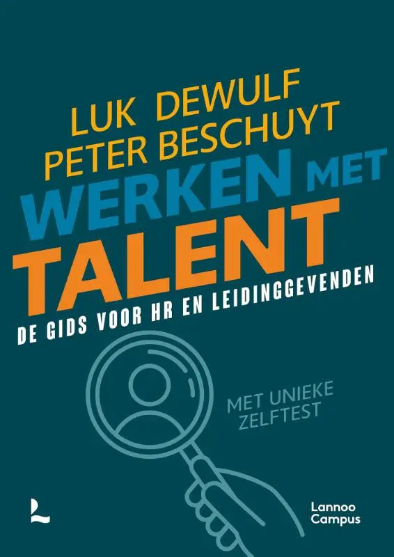 De boekcover van werken met talent door luk dewulf en peter beschuyt toont moderne typografie in oranje en blauw op diepte teal