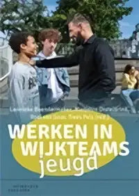 Groep mensen staand voor transparante plastic stoelen in context van werken in wijkteams jeugd product
