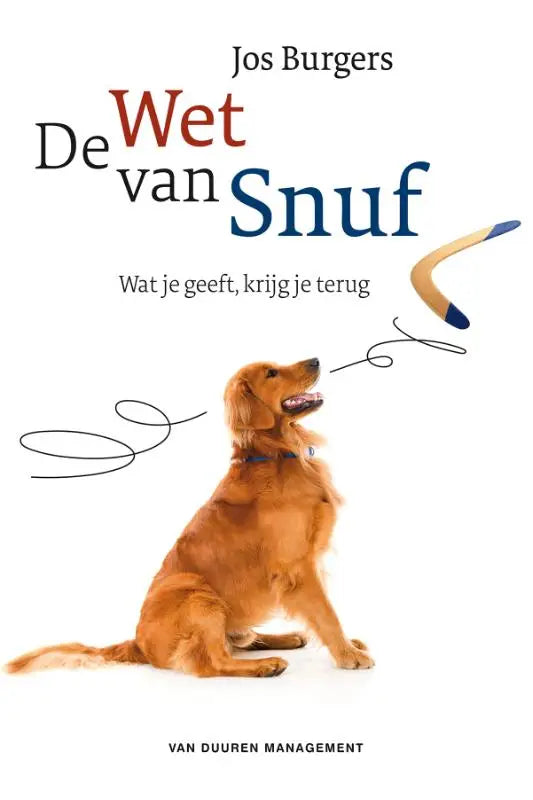 Golden retriever met lange gouden vacht en blauwe halsband zittend attent bij het product de wet van snuf wat je geeft krijg je terug