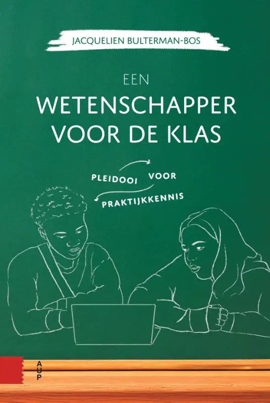 Groen boek met witte krijtillustraties van twee studenten bij laptop en titel een wetenschapper voor de klas van jacquelien bulterman-bos