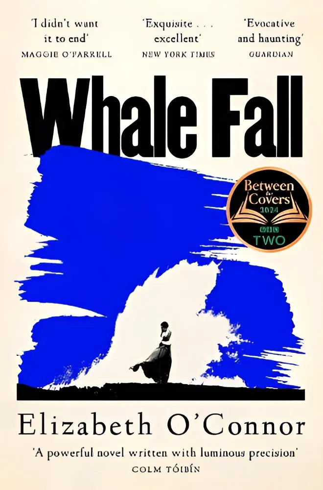 Het boek Whale Fall van Elizabeth O’Connor heeft een blauw-wit abstract omslagontwerp met zwarte typografie