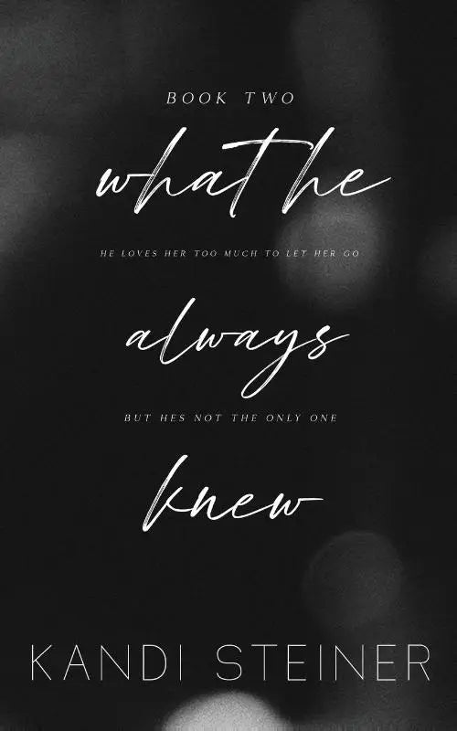 Zwarte boekomslag met witte cursieve tekst wat he always knew van kandi steiner in het boek what he always knew