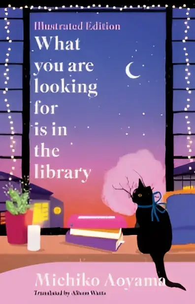 De boekcover van what you are looking for is in the library door michiko aoyama toont een zwarte kat met blauw strikje bij boeken en sterrenhemel, literaire fictie moderne en hedendaagse fictie