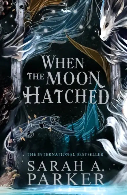 De boekomslag van when the moon hatched door sarah a parker toont een kleurrijk fantasiedesign