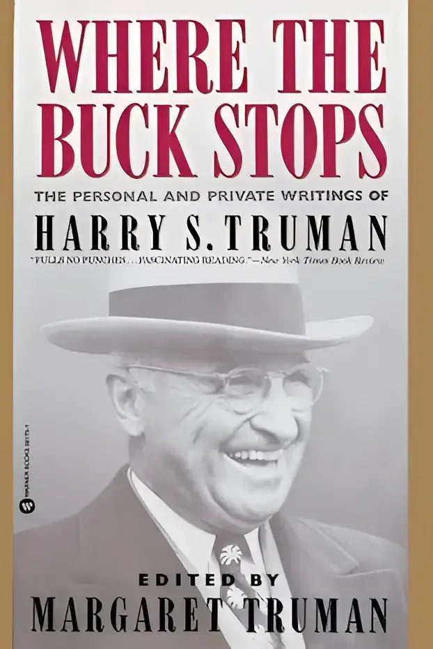 De boekcover toont een zwart-witportret van harry s truman in where the buck stops persoonlijke en private geschriften