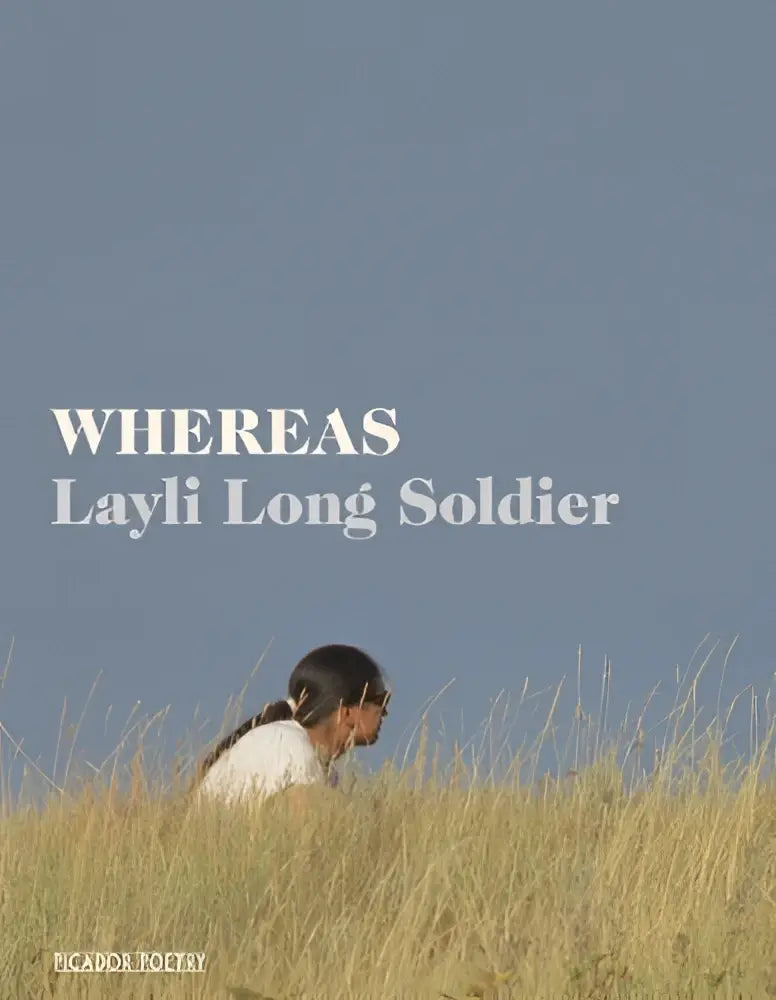 De boekcover van Whereas door layli long soldier toont een minimalistisch profiel van een native american tegen een veld