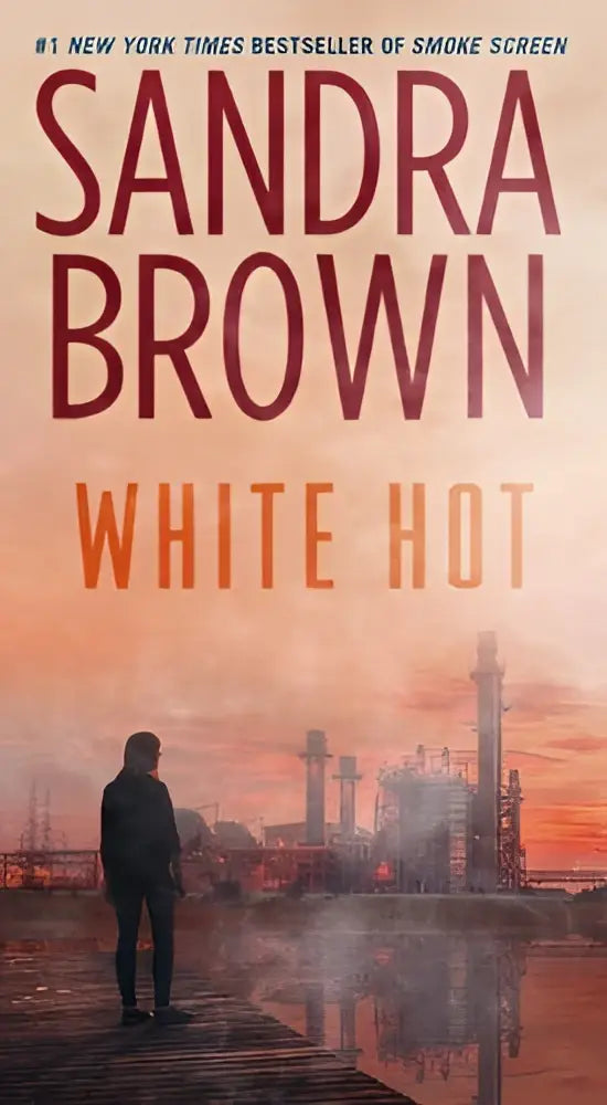 De boekcover van white hot door sandra brown toont een silhouet van een man op een steiger bij zonsondergang
