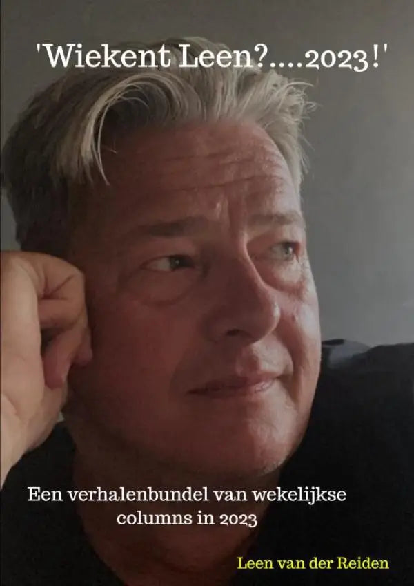 Close-up van een man met zilvergrijs haar in dark shirt voor wiekent leen wekelijkse columns verhalenbundel 2023