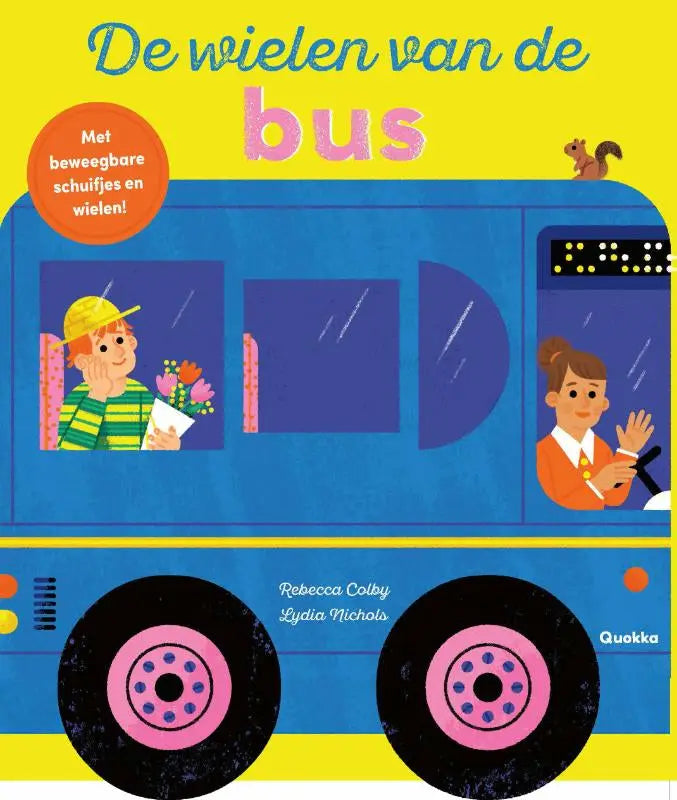 Blauwe bus met roze wielen en een eekhoorn bovenop in de wielen van de bus door rebecca colby