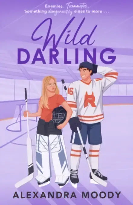 De boekcover van wild darling door alexandra moody toont twee hockeyspelers in witte en oranje uniformen op een paarse ijsbaan