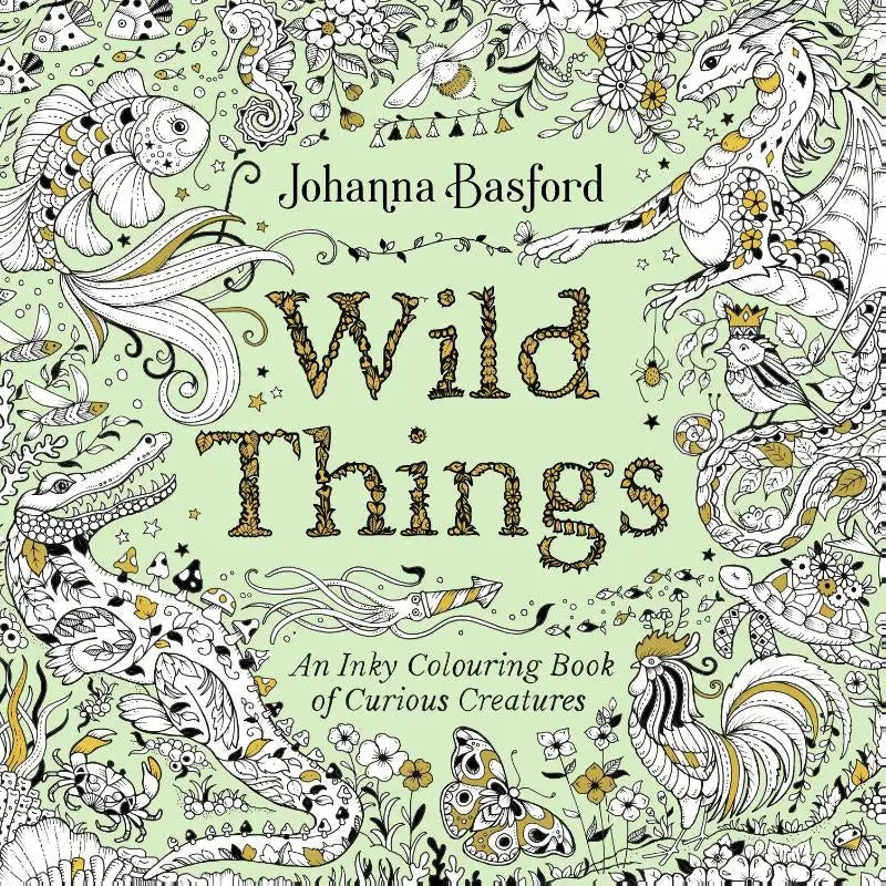 De cover van johanna basford wild things kleurboek van ebury press met gedetailleerde zwart-wit lijntekeningen en gouden accenten op lichtgroene achtergrond