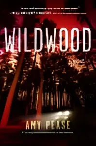 De omslag van het boek Wildwood - een roman toont een donkere bosscène met oplichtende oranje lichten en de titel in witte letters