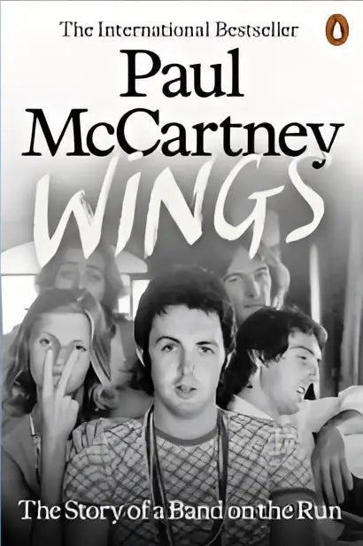 De zwart-witte cover van paul mccartney persoonlijke verhalen wings boek in arts and entertainment categorie