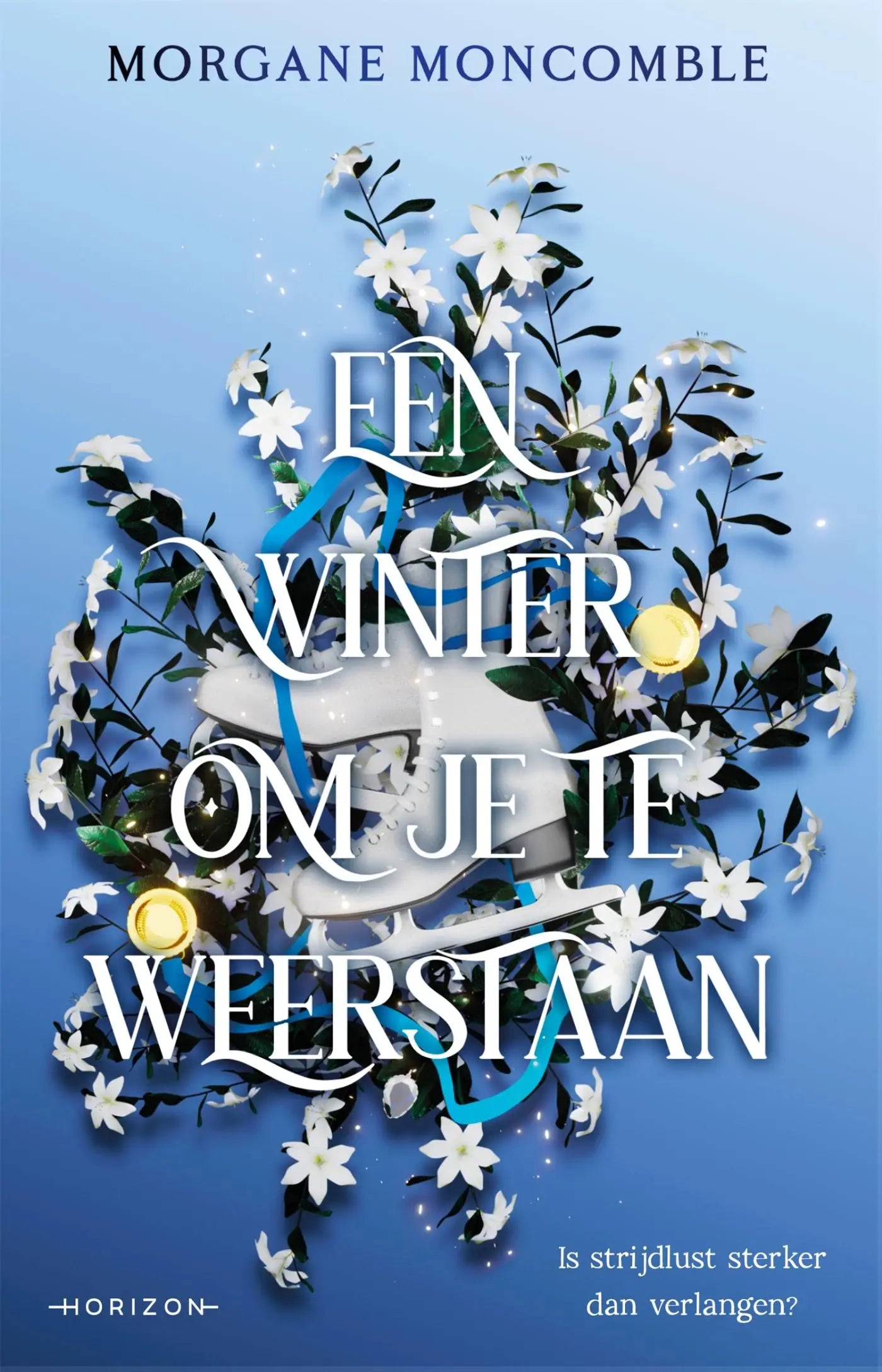 Een witte sneaker met blauwe veters en gouden accenten omringd door bloemen in een winter om je te weerstaan