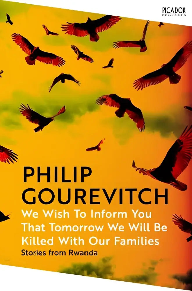 De boekcover van we wish to inform you that tomorrow we will be killed with our families toont zwarte vogels met rode vleugeltippen tegen een gele oranje lucht