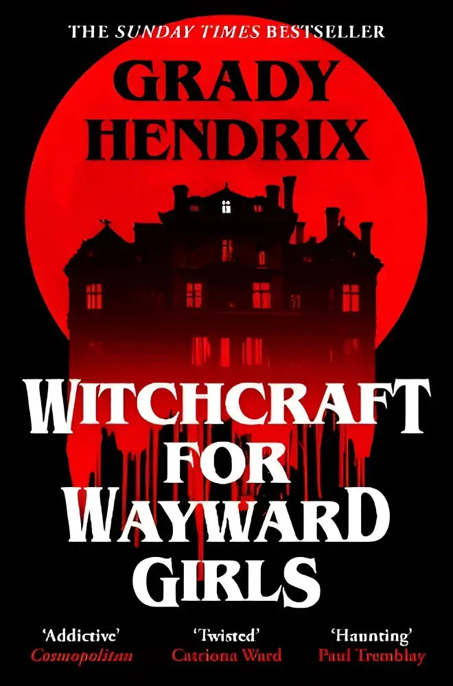 De omslag van witchcraft for wayward girls van grady hendrix toont een oud herenhuis op een rode cirkel achtergrond