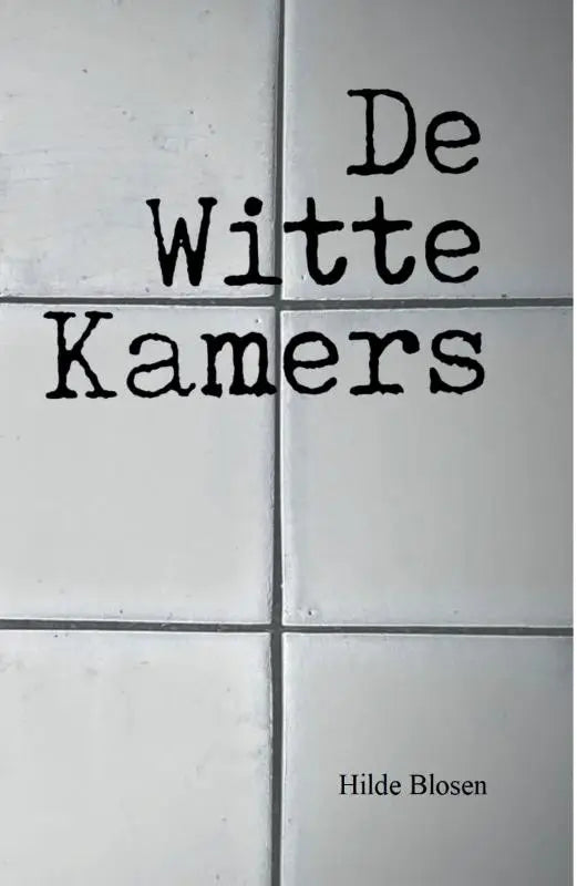 De witte kamers boekcover met titel en auteur op lichtgrijze tegelachtergrond over een donker mysterie
