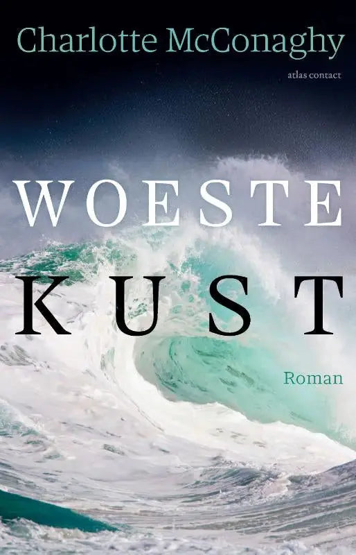 De boekcover van woeste kust van charlotte mcconaghy toont een dramatische turkooise golf tegen een donkere lucht