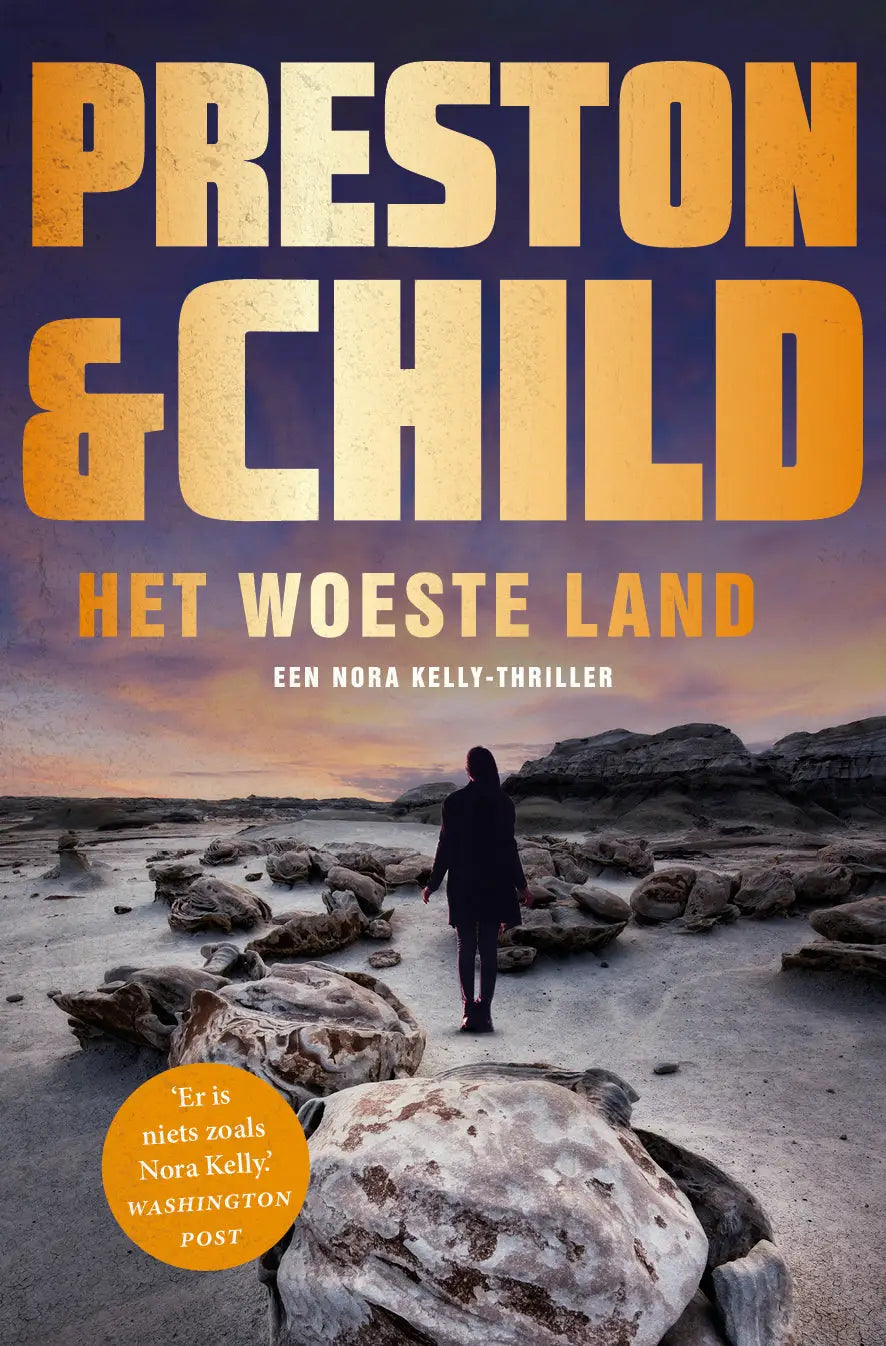 Boekcover van het woeste land door nora kelly met opvallende oranje tekst en een woestijnlandschap, uitgever luitingh sijthoff