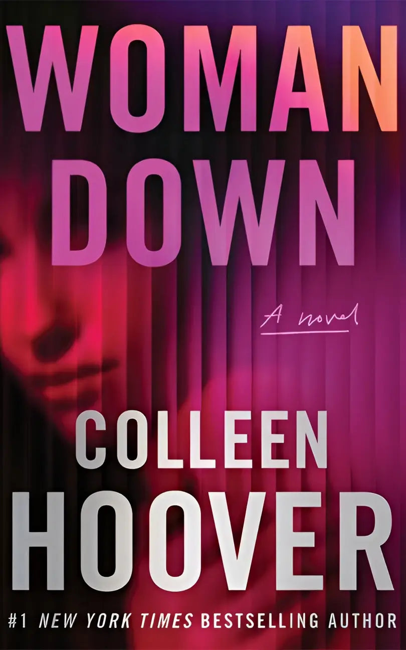 De boekcover van woman down een roman door colleen hoover toont gedurfde roze en paarse letters tegen een donkere achtergrond met een wazig gezicht