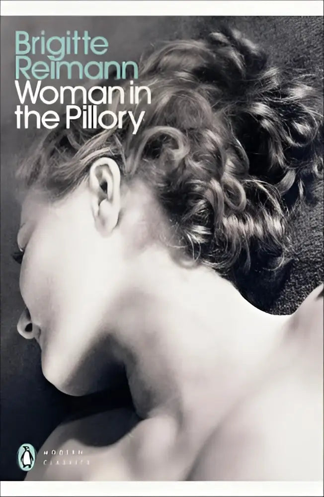 Zwart-witte omslag van woman in the pillory door brigitte reimann met vrouw met krullend haar in elegante knot penguin classics