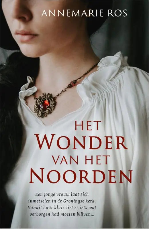Een jonge vrouw in middeleeuws groningen draagt een ornate halsketting met een donker metalen hanger en rode edelsteen verborgen groot geheim