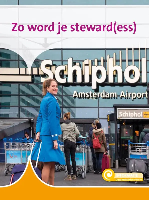 Een steward ess in een blauwe uniform met witte accenten staat buiten schiphol amsterdam airport voor jonge lezers