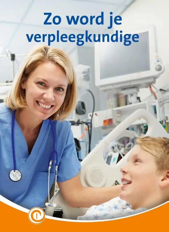 Een glimlachende blonde vrouw in blauwe scrubs met stethoscoop op de nek voor jonge lezers van zo word je verpleegkundige