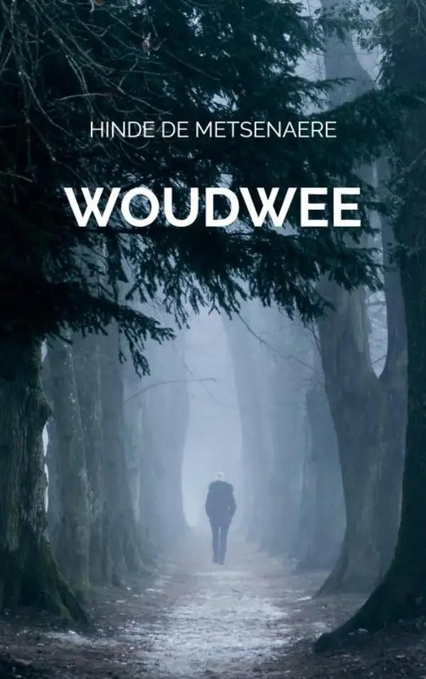 Mistig bospaadje met hoge donkere bomen en een eenzame wandelaar die in de mist verdwijnt woudwee