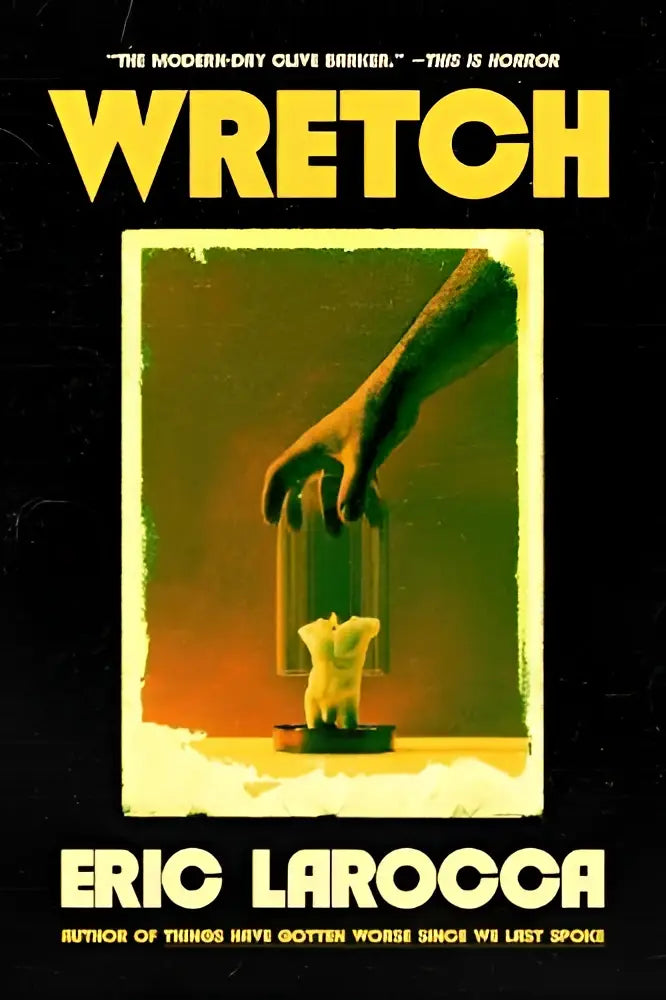 De boekcover van Wretch or the unbecoming van Porcelain Khaw toont een hand die een wit beeldje uit een glazen pot grijpt